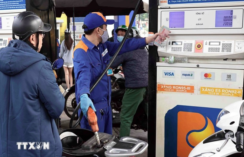 Giá xăng dầu đồng loạt tăng từ 15 giờ ngày 12-2